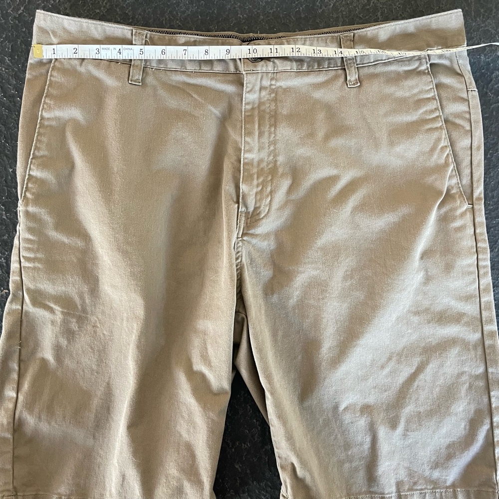 Volcom 38 Men's Tan Flat Front Shorts